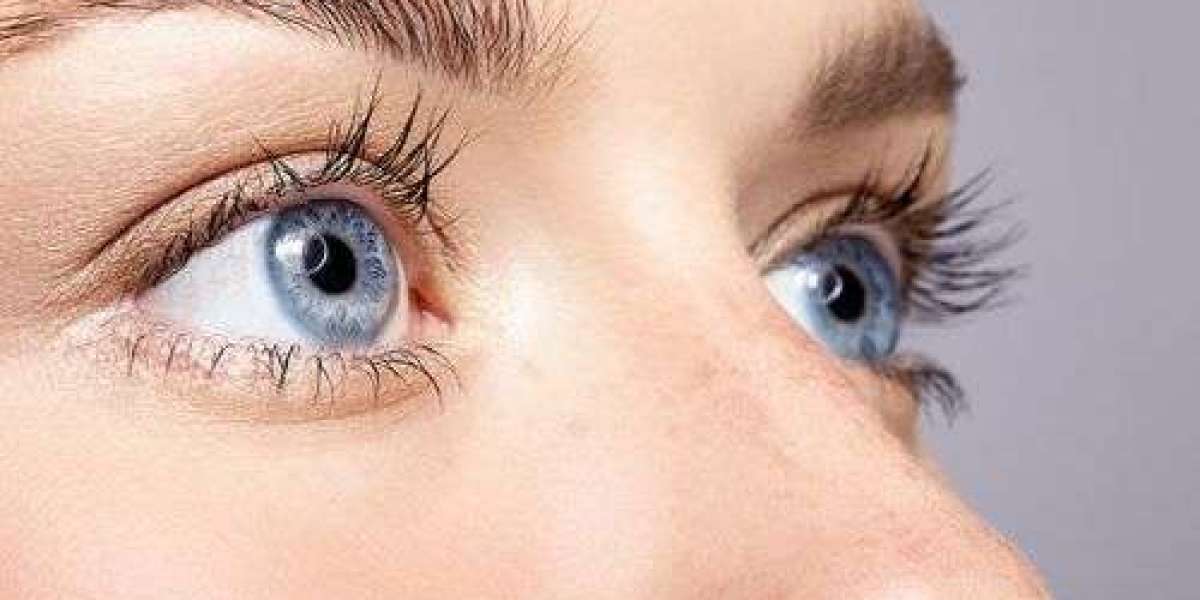 Upper Eyelid Surgery in London: How Are Eyelid Shape and Facial Features Evaluated?